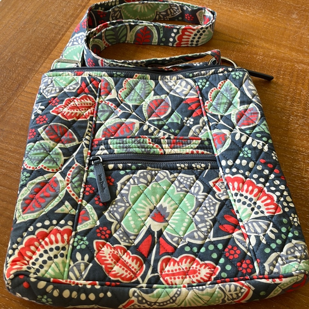 Excellent condition. Crossbody Vera Bradley.